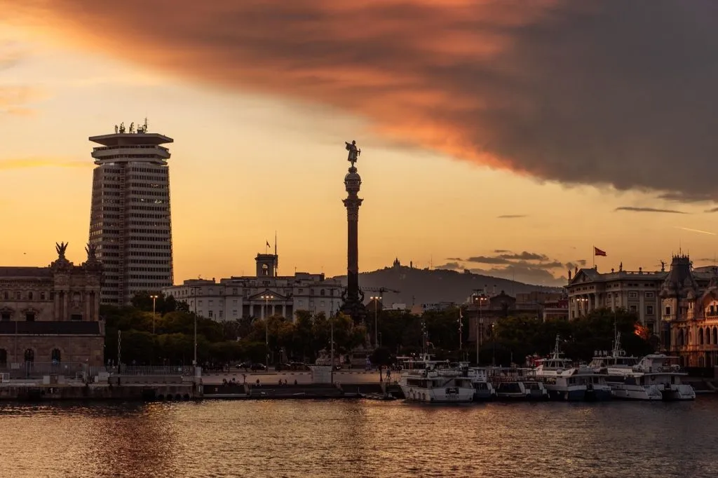 Barcelona: Catamaran Sunset Cruise with Live Show