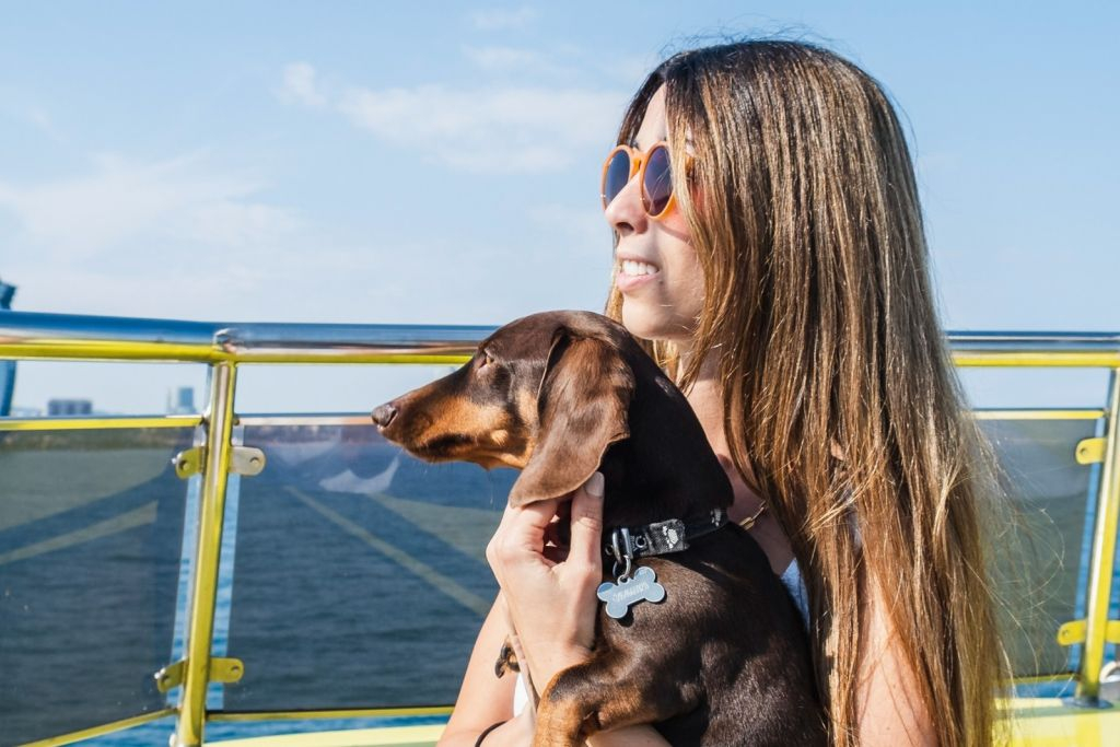 Barcelona: Catamaran Sunset Cruise with Live Show