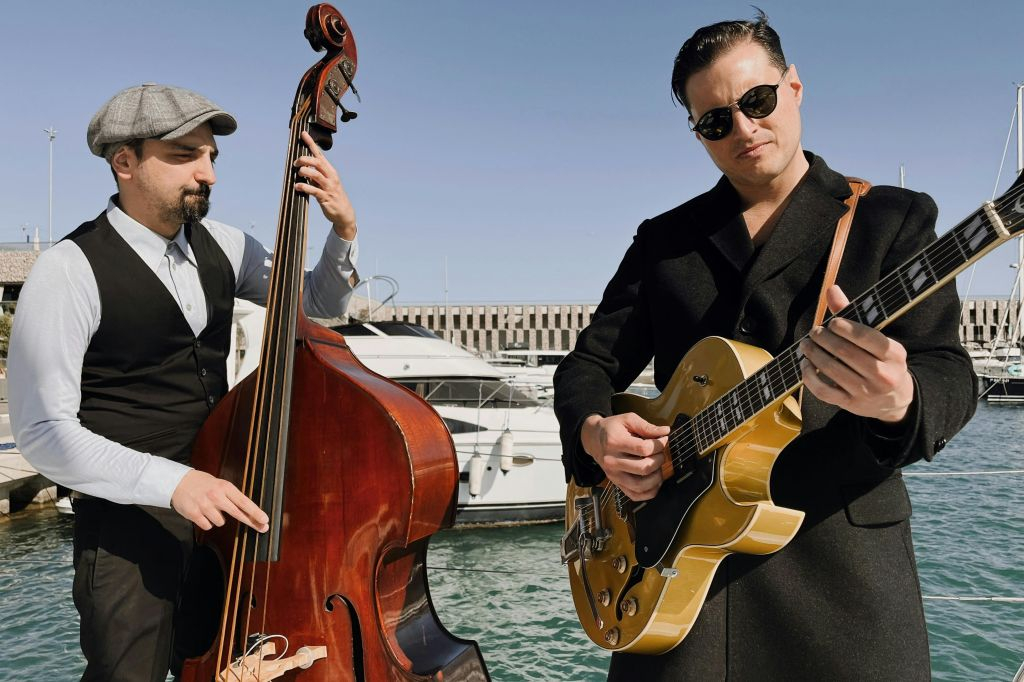 Barcelona: Catamaran Sunset Cruise with Live Show