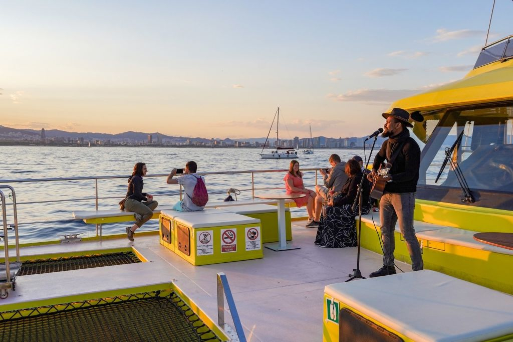 Barcelona: Catamaran Sunset Cruise with Live Show