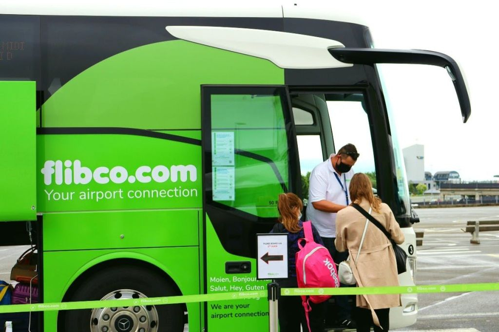 Bruxelas: Ônibus de/para o aeroporto de Charleroi e a estação oeste de Bruges Sint-Michiels