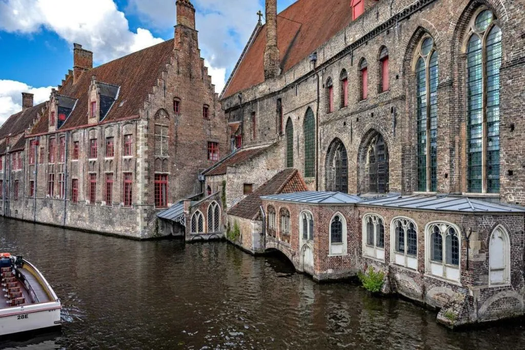 Bruges: Walking Tour with AI Guide on Your Mobile
