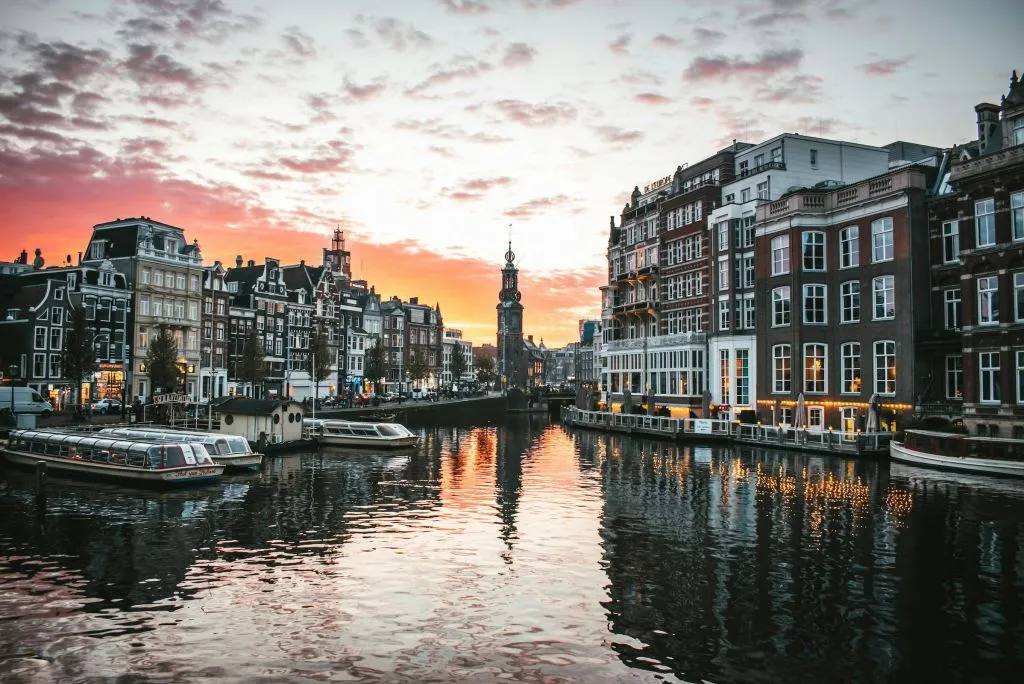 Amsterdã: Viagem de um dia saindo de Bruxelas com queijo, tamancos e moinhos de vento