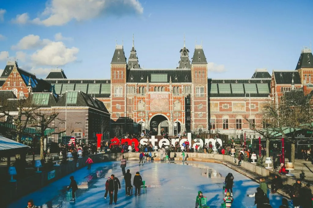 Amsterdã: Viagem de um dia saindo de Bruxelas com queijo, tamancos e moinhos de vento