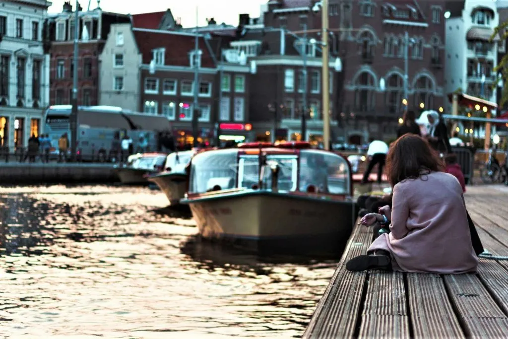 Amsterdã: Viagem de um dia saindo de Bruxelas com queijo, tamancos e moinhos de vento