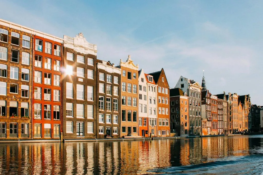 Amsterdã: Viagem de um dia saindo de Bruxelas com queijo, tamancos e moinhos de vento
