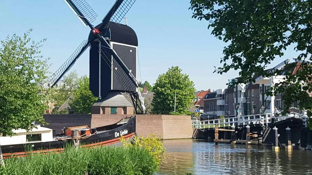 Cruzeiro pelos canais de Leiden
