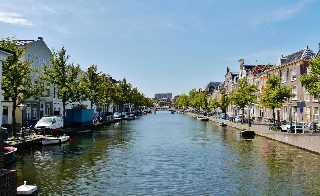 Cruzeiro pelos canais de Leiden