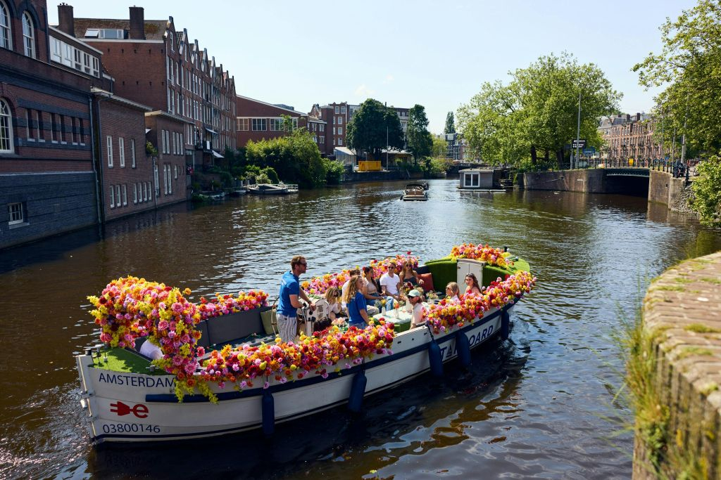 Amesterdão: Passeio de barco com flores pelo canal