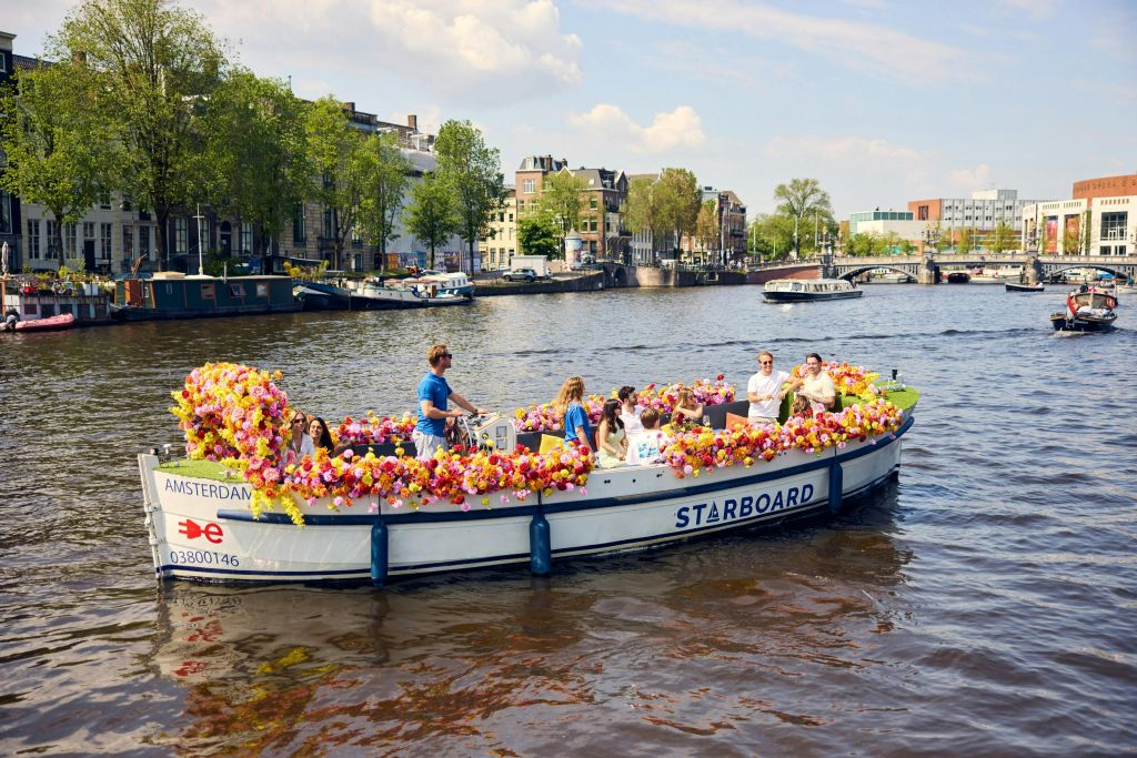 Amesterdão: Passeio de barco com flores pelo canal