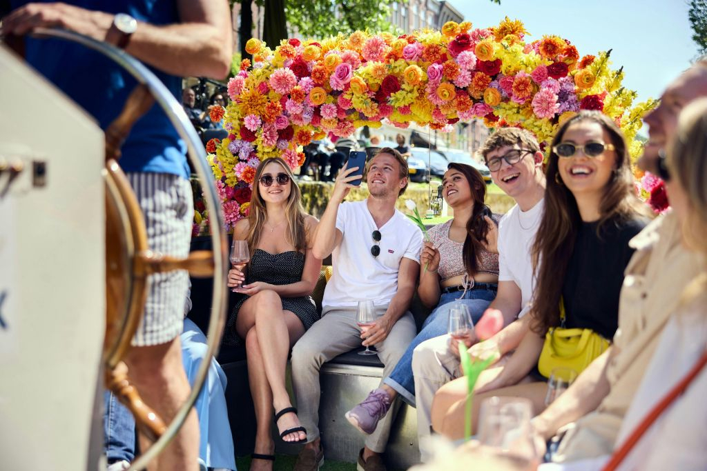 Amesterdão: Passeio de barco com flores pelo canal
