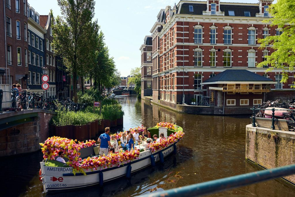 Amesterdão: Passeio de barco com flores pelo canal