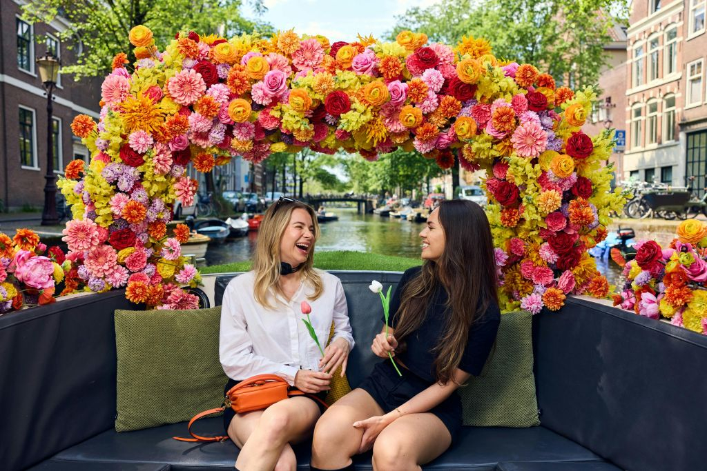 Amesterdão: Passeio de barco com flores pelo canal