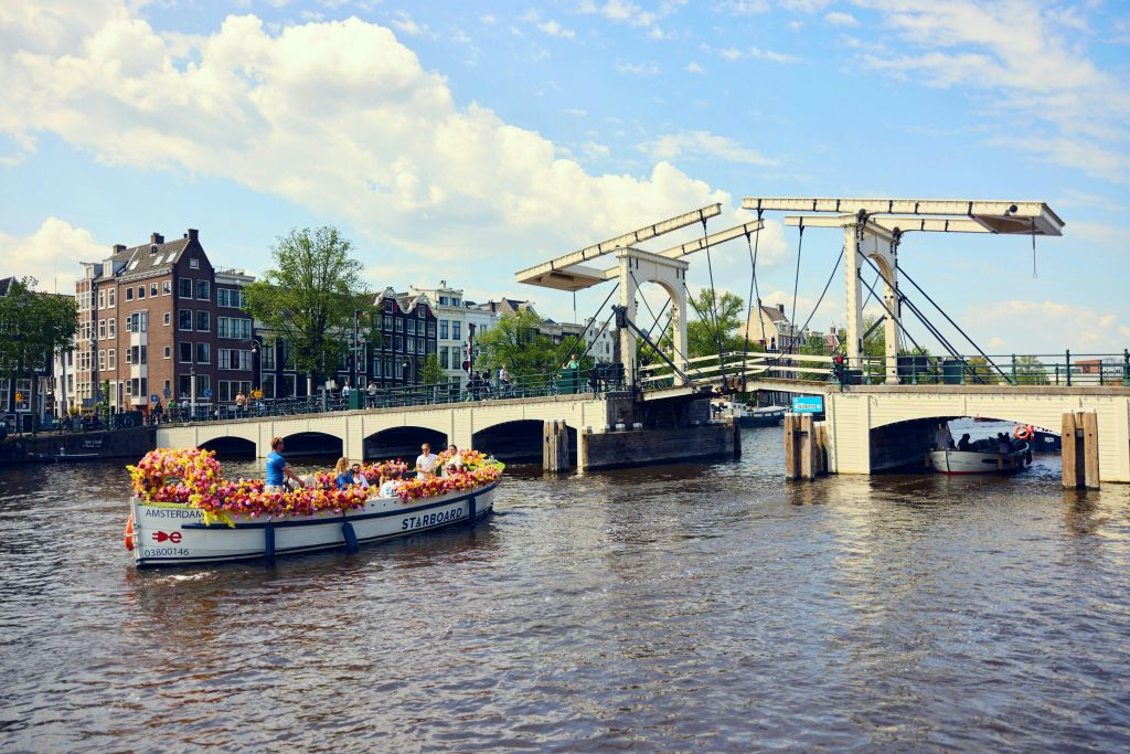 Amesterdão: Passeio de barco com flores pelo canal
