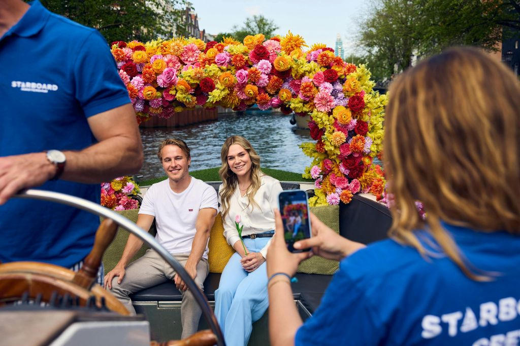 Amesterdão: Passeio de barco com flores pelo canal