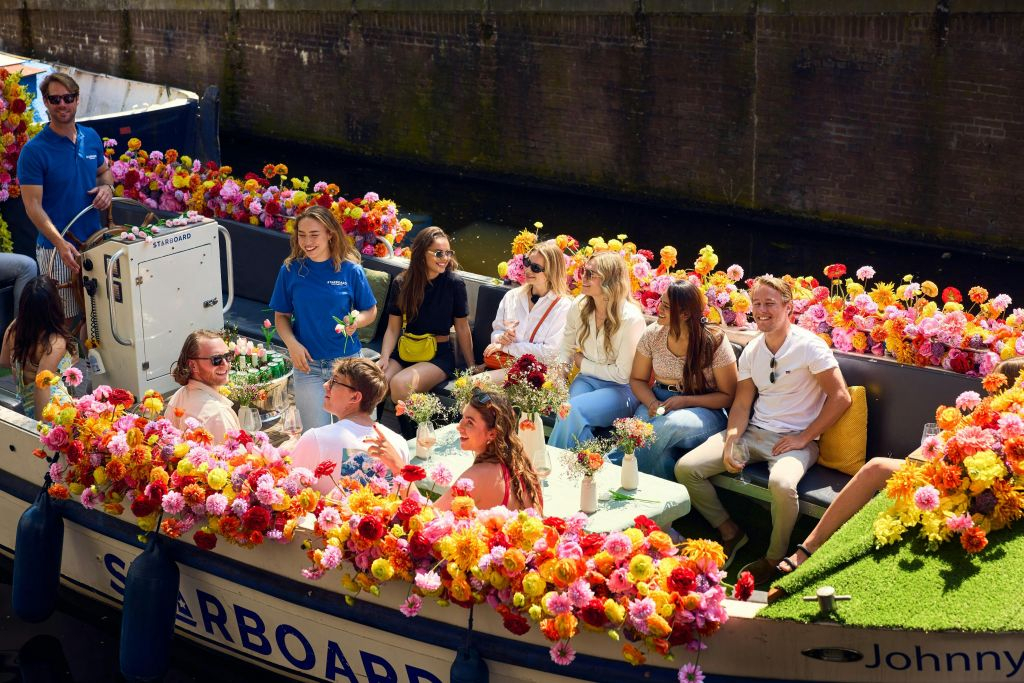 Amesterdão: Passeio de barco com flores pelo canal
