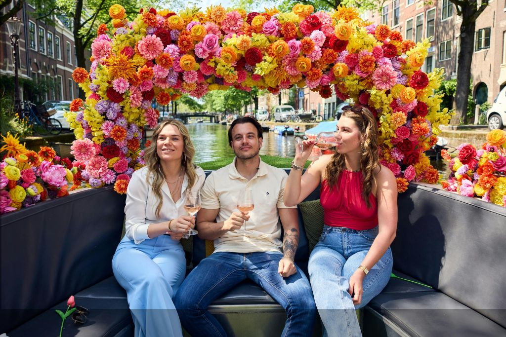 Amesterdão: Passeio de barco com flores pelo canal