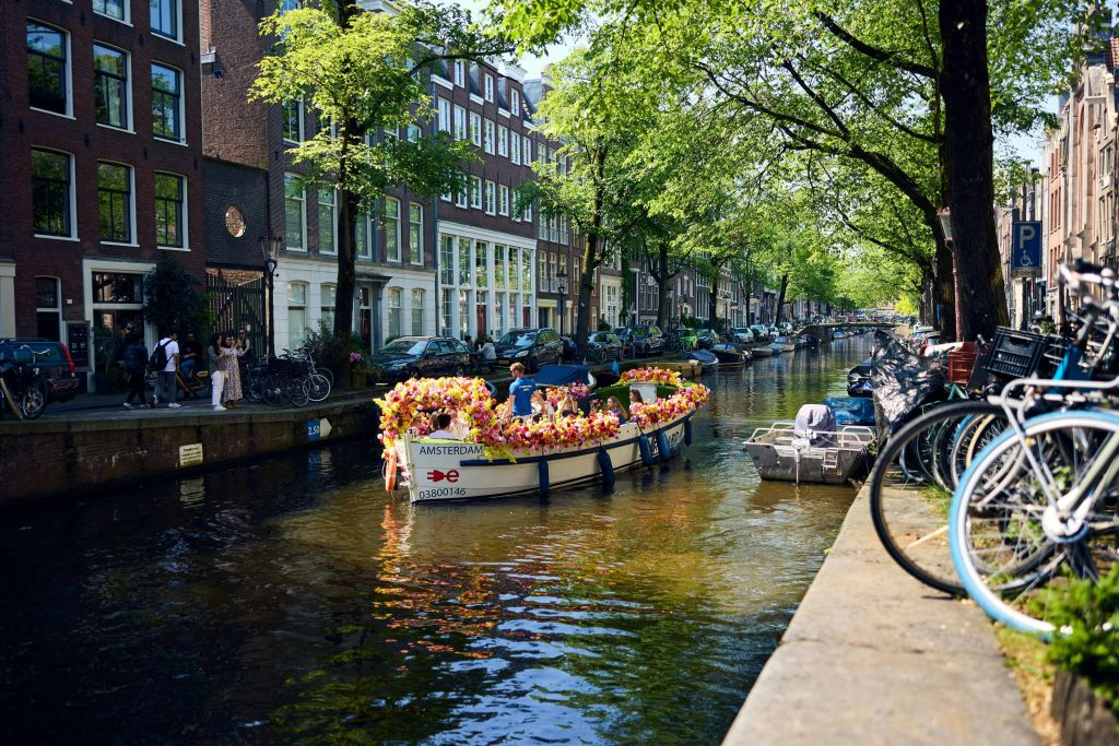 Amesterdão: Passeio de barco com flores pelo canal