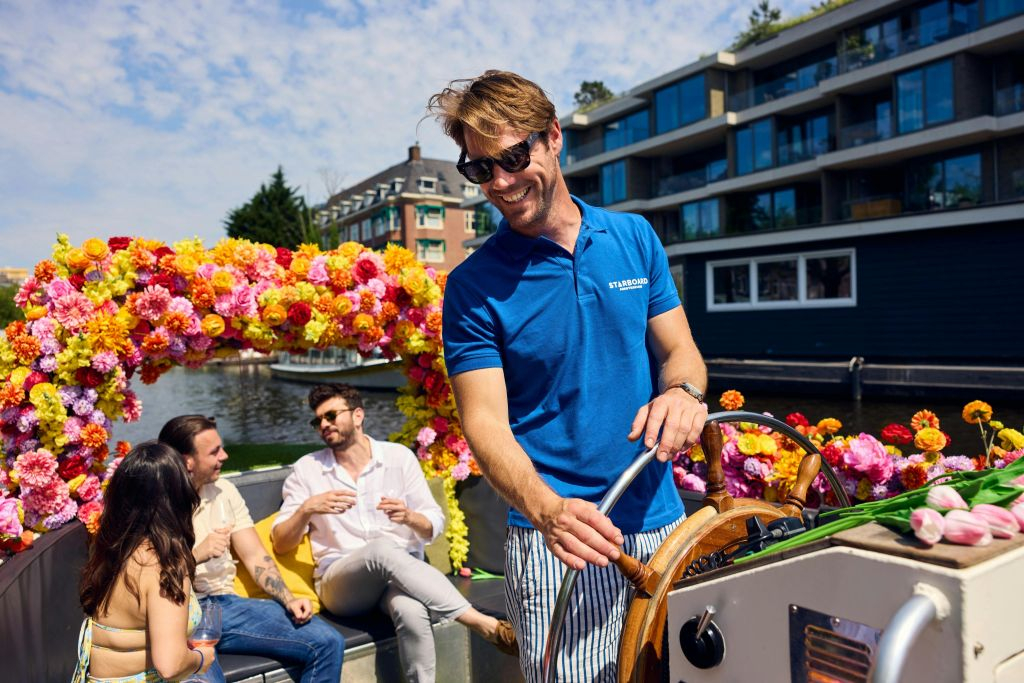 Amesterdão: Passeio de barco com flores pelo canal