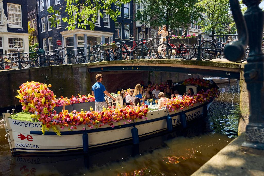 Amesterdão: Passeio de barco com flores pelo canal