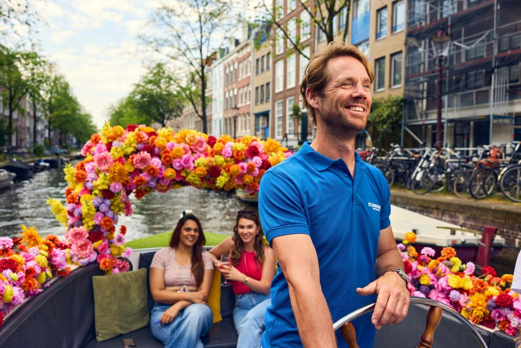 Amesterdão: Passeio de barco com flores pelo canal