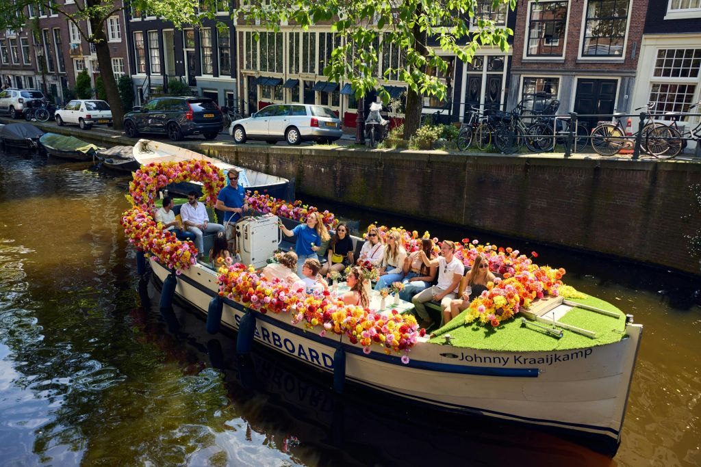 Amesterdão: Passeio de barco com flores pelo canal
