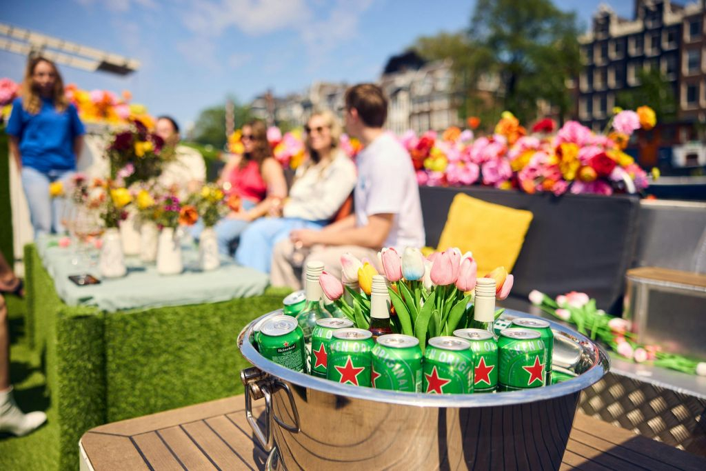 Amesterdão: Passeio de barco com flores pelo canal