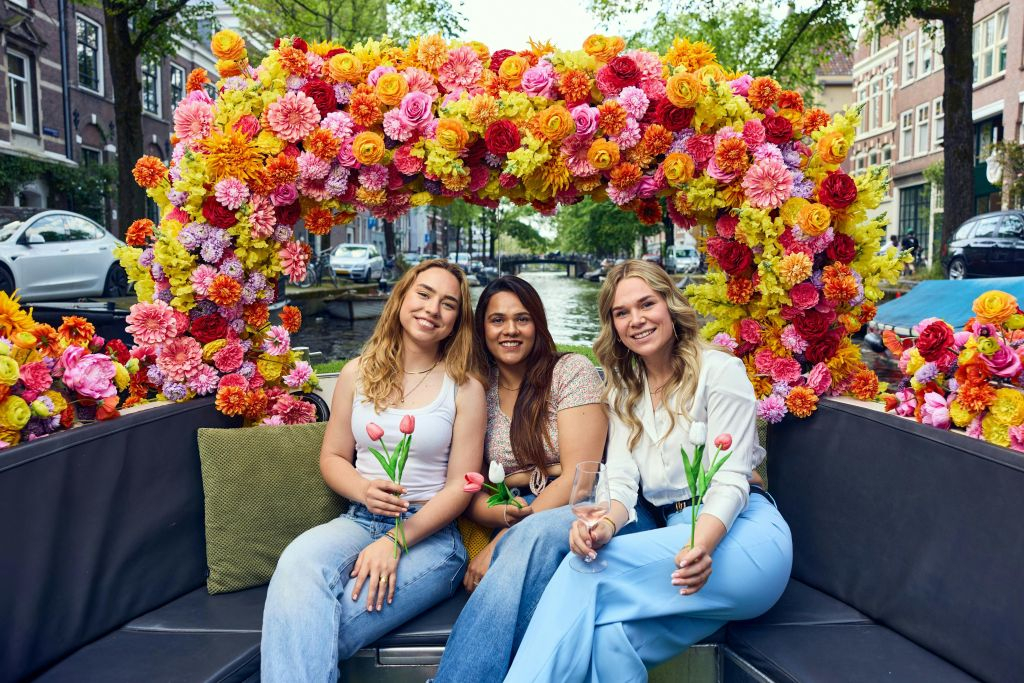 Amesterdão: Passeio de barco com flores pelo canal