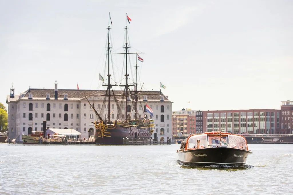 Amsterdam : Croisière touristique d'1h & Billet d'entrée à Heineken Experience