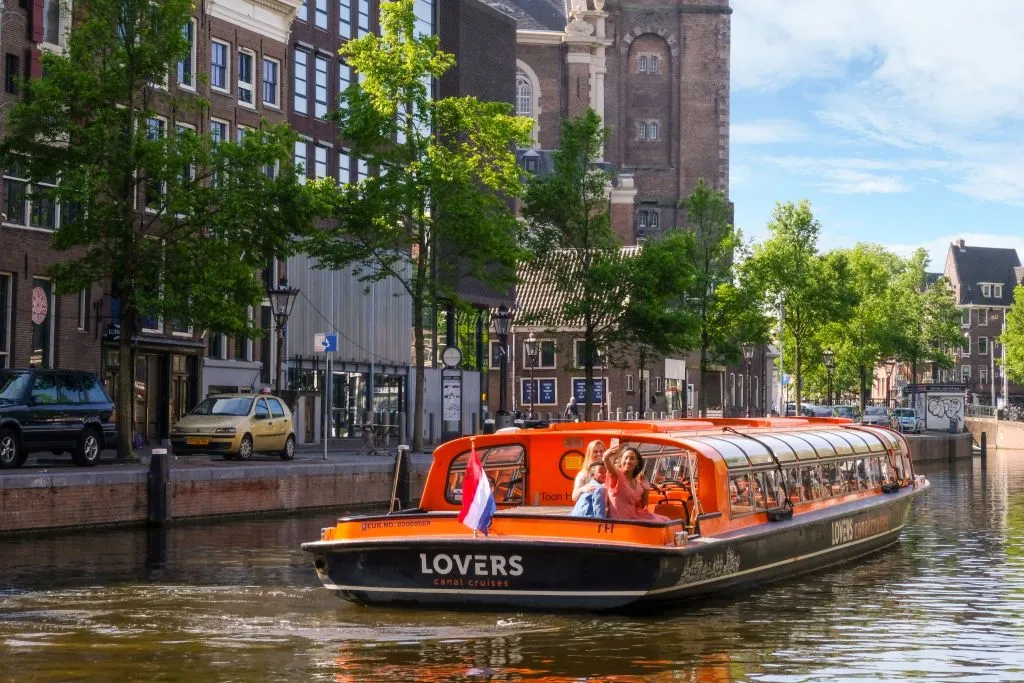 Amsterdam : Croisière touristique d'1h & Billet d'entrée à Heineken Experience
