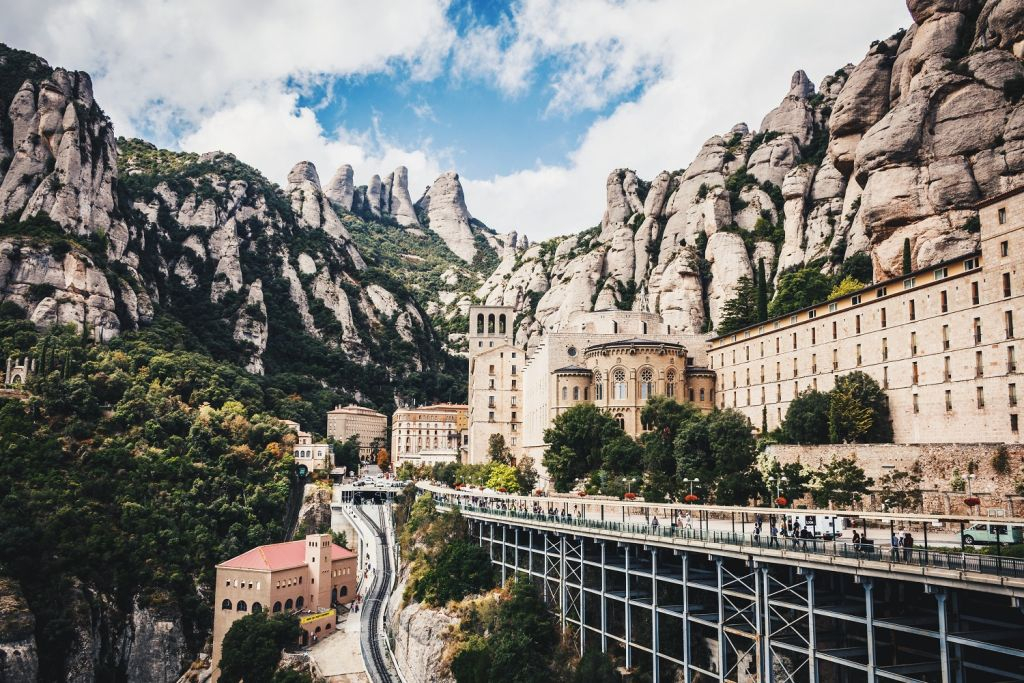 Montserrat: Excursión matutina desde Barcelona con tren cremallera y Moreneta