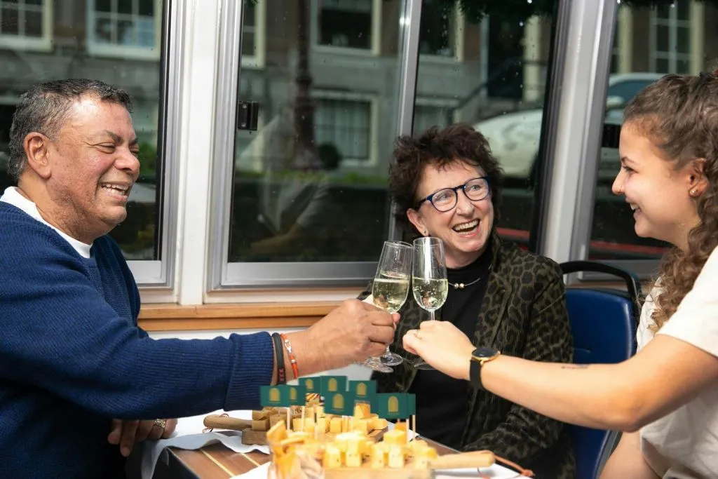 Haarlem: degustação de queijos e vinhos em um cruzeiro noturno