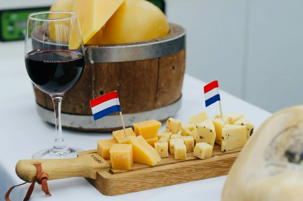 Haarlem: degustação de queijos e vinhos em um cruzeiro noturno