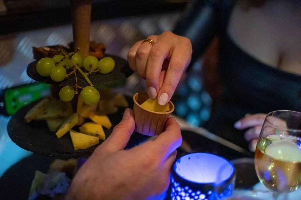 Amesterdão: Passeio de barco com vinho e queijo
