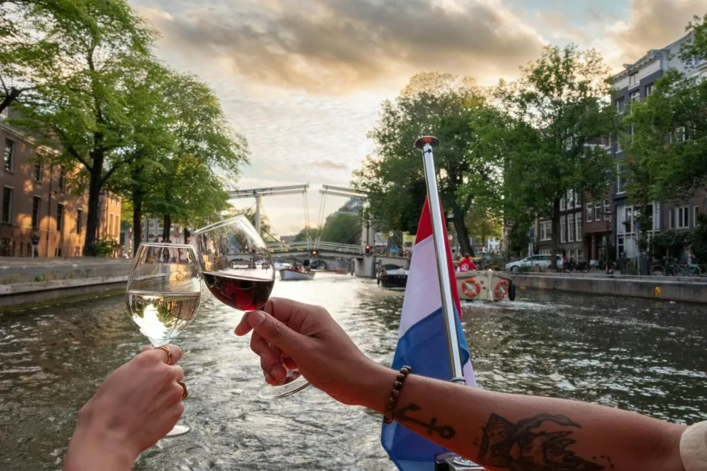Amesterdão: Passeio de barco com vinho e queijo