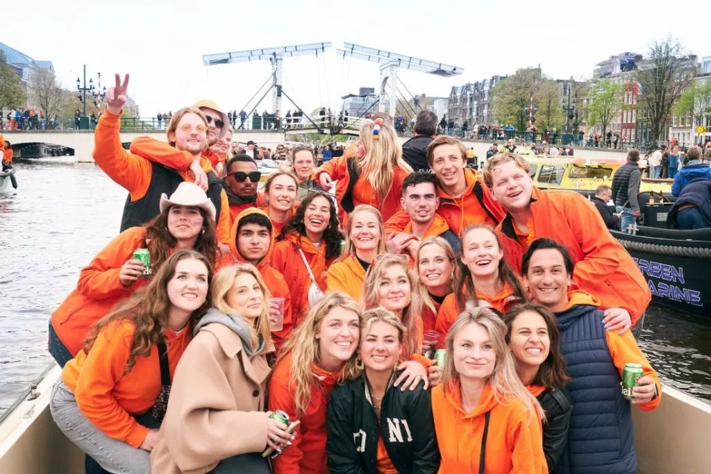 Amsterdam: Fiesta en Barco Todo Incluido del Día del Rey