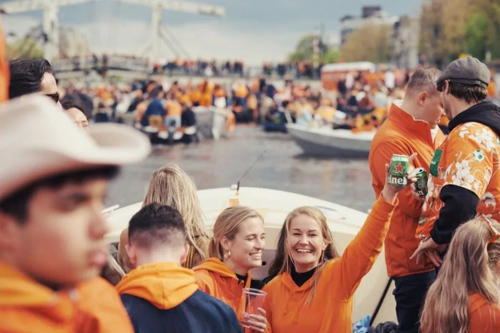 Amsterdam: Fiesta en Barco Todo Incluido del Día del Rey