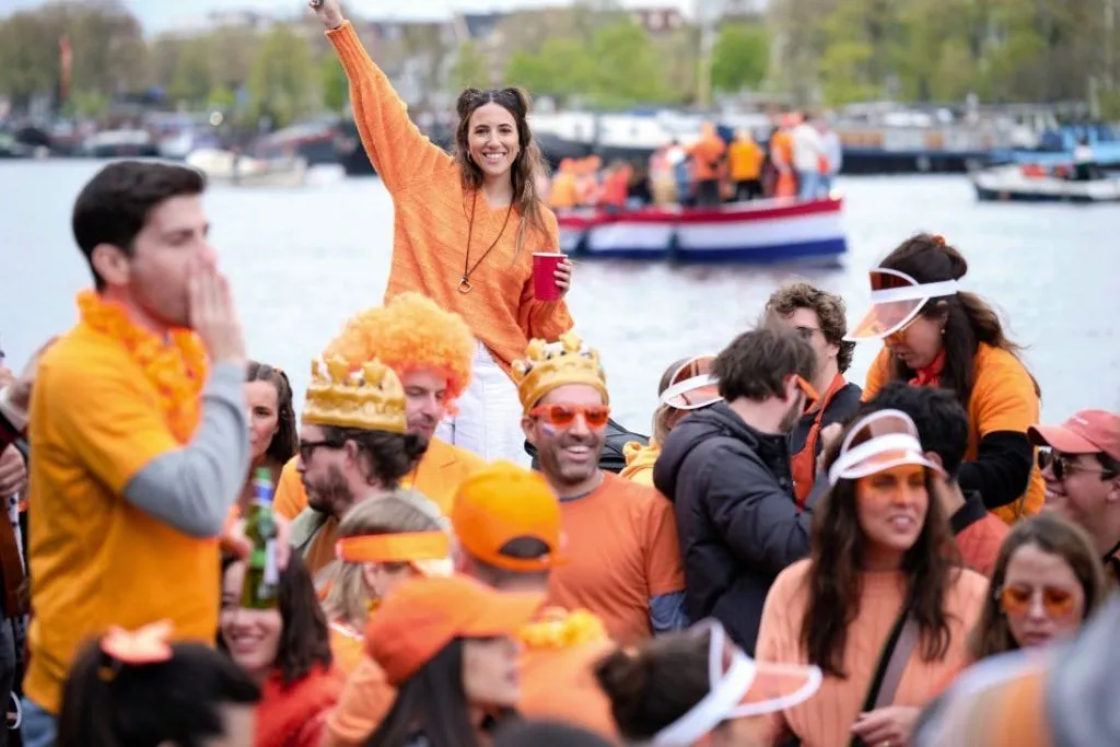 Amsterdam: Fiesta en Barco Todo Incluido del Día del Rey