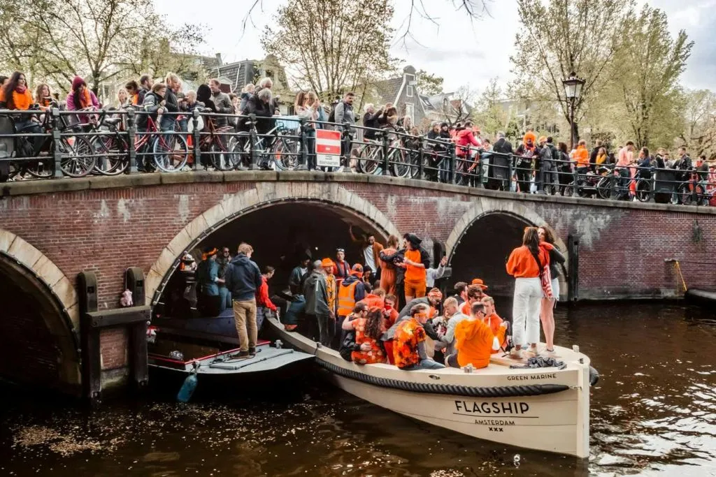 Amsterdam: Fiesta en Barco Todo Incluido del Día del Rey
