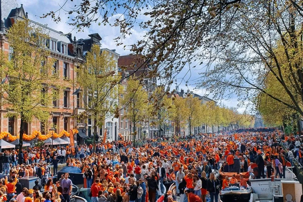 Amsterdam: Fiesta en Barco Todo Incluido del Día del Rey