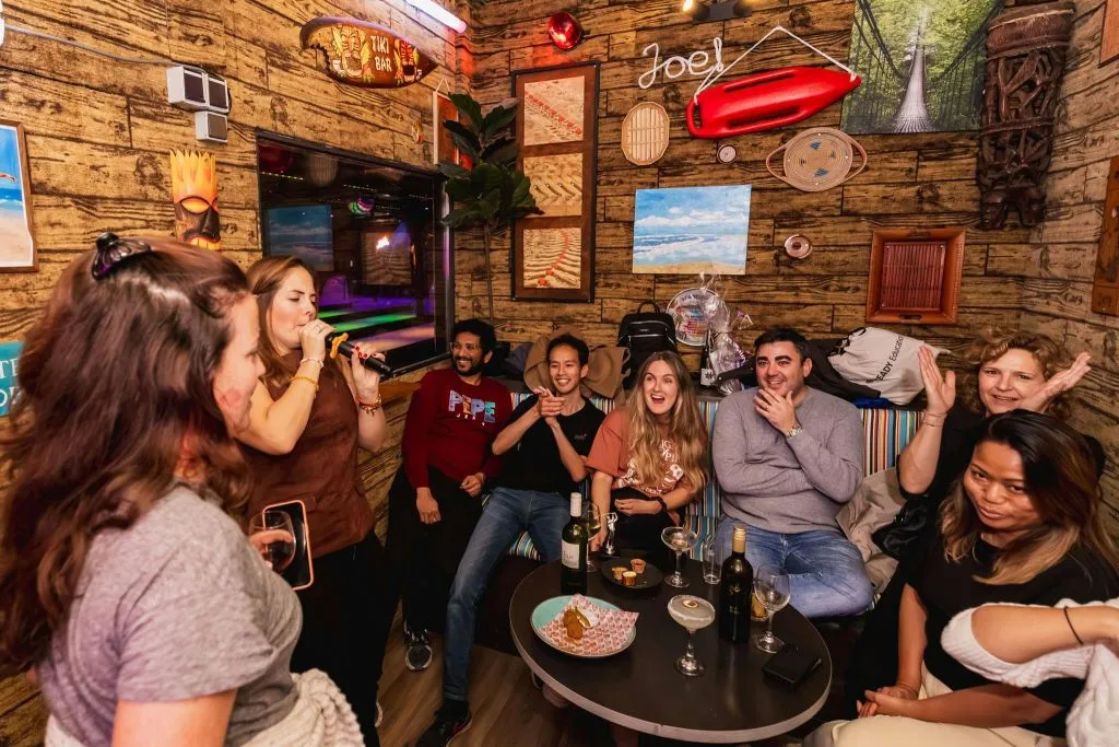 Aloha Amsterdam: Sessão particular de karaokê