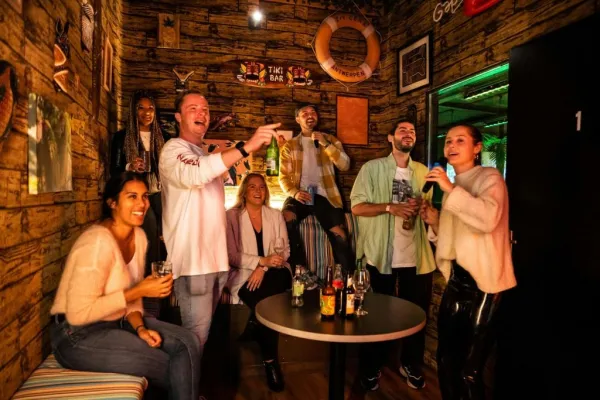 Aloha Amsterdam: Sessão particular de karaokê