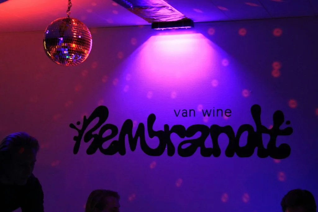 Amsterdã: Pinte e beba no escuro