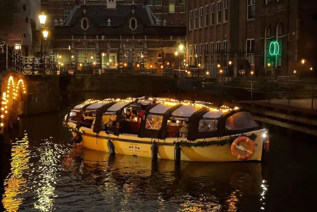 Light Festival: Paseo en barco con aperitivos y Glühwein