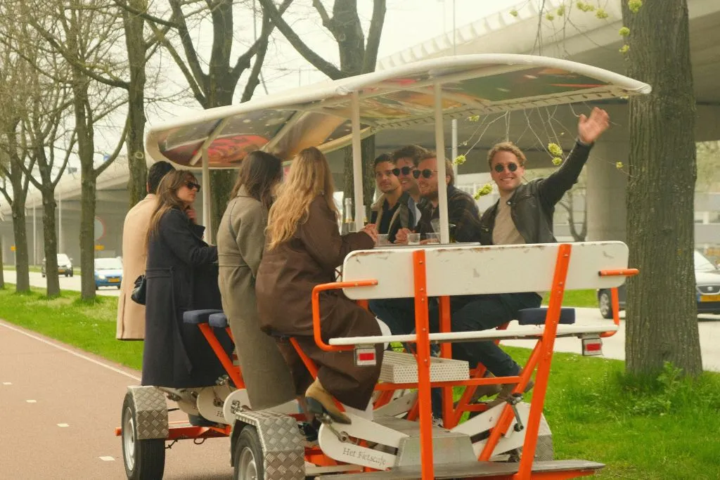 Amsterdam: Experiencia holandesa de cerveza en bicicleta con bar a bordo