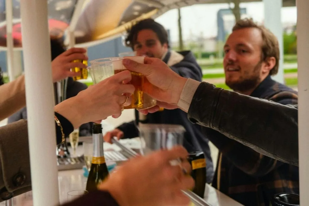 Amsterdam: Experiencia holandesa de cerveza en bicicleta con bar a bordo