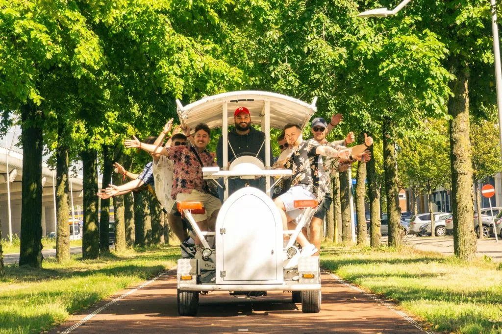 Amsterdam: Experiencia holandesa de cerveza en bicicleta con bar a bordo