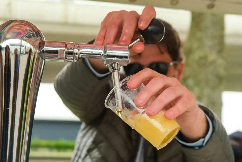 Amsterdam: Experiencia holandesa de cerveza en bicicleta con bar a bordo