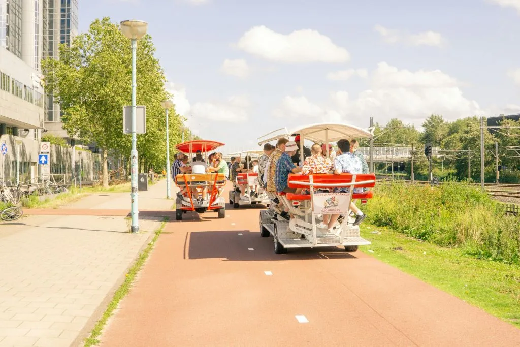 Amsterdam: Experiencia holandesa de cerveza en bicicleta con bar a bordo