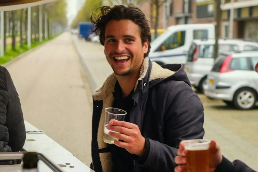 Amsterdam: Experiencia holandesa de cerveza en bicicleta con bar a bordo